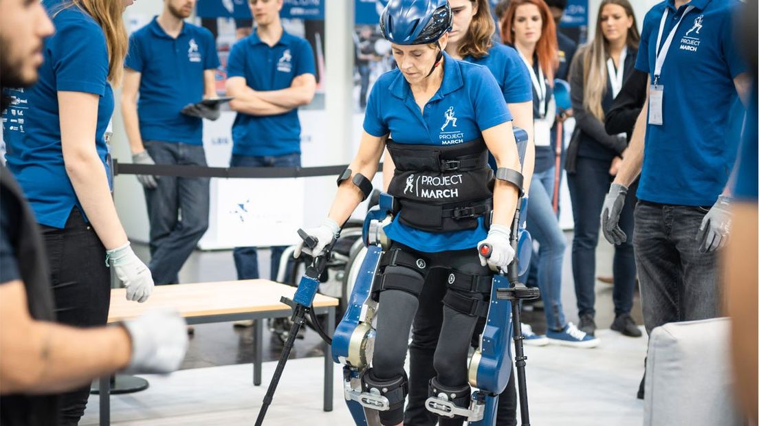 Studenten van de TU Delft ontwikkelden een robotpak voor dwarsleasiepatiënten