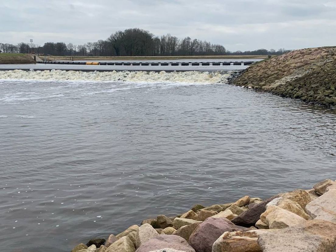 Waterschap scoort punten voor natuur en waterkwaliteit met nieuwe stuw in de Regge