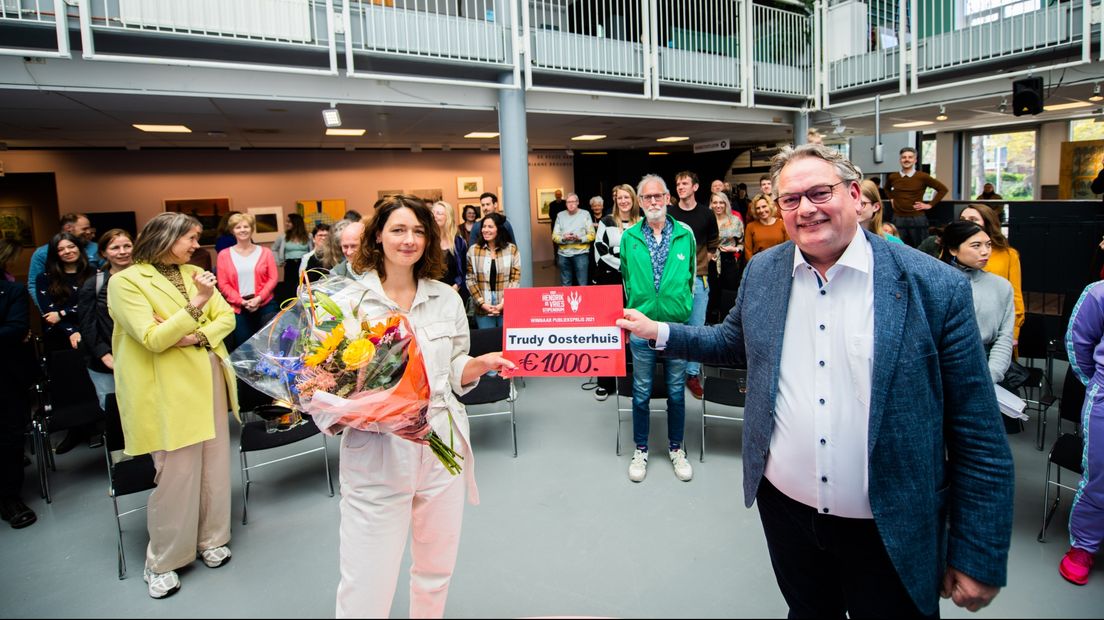 Trudy Oosterhuis krijgt de publieksprijs van het Hendrik de Vriesstipendium uitgereikt uit handen van wethouder Berndt Benjamins