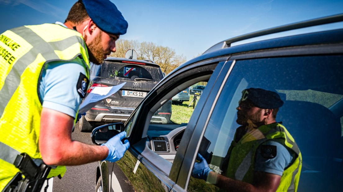 De Koninklijke Marechaussee controleert op een autoweg