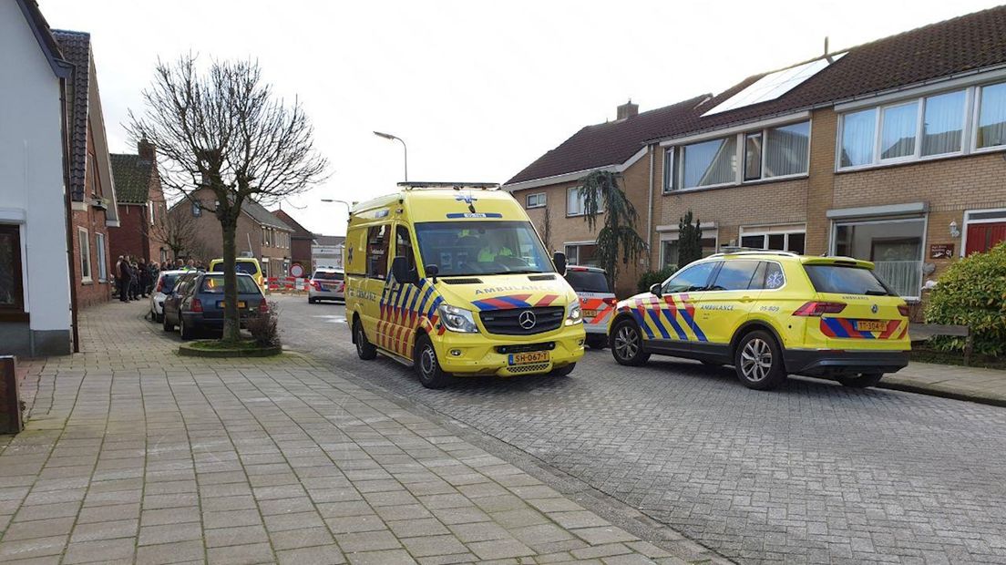 Man met spoed naar ziekenhuis gebracht na val van dak in Goor
