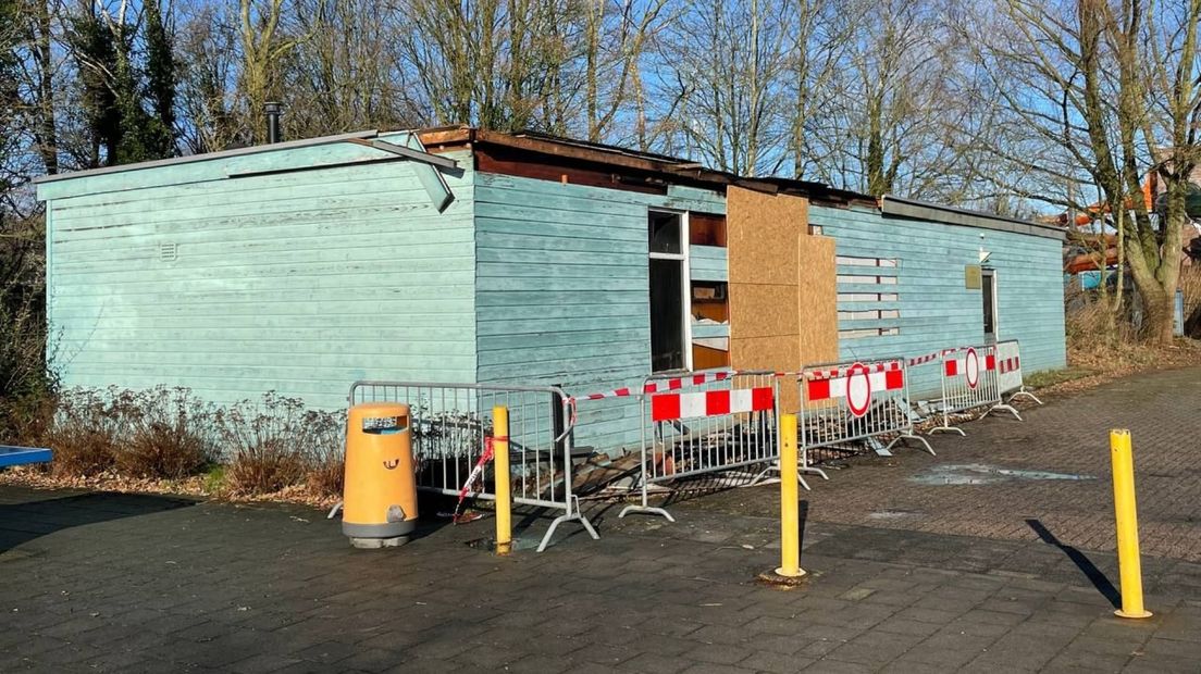 Ook aan de buitenkant van het clubhuis is goed te zien dat er brand gewoed heeft
