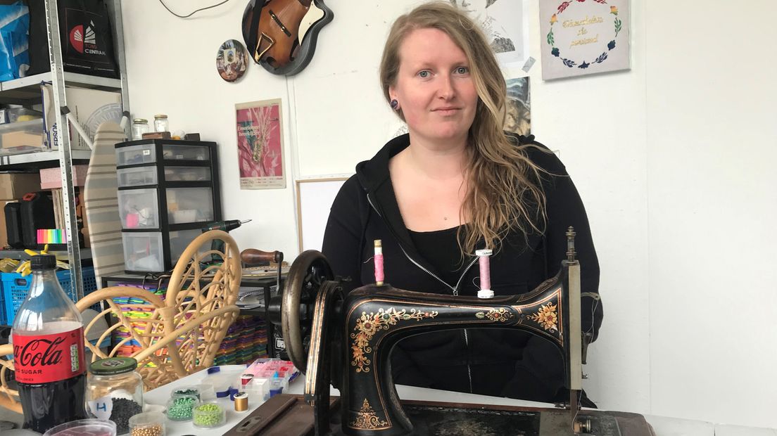 Joyce achter haar Singer naaimachine uit 1873.