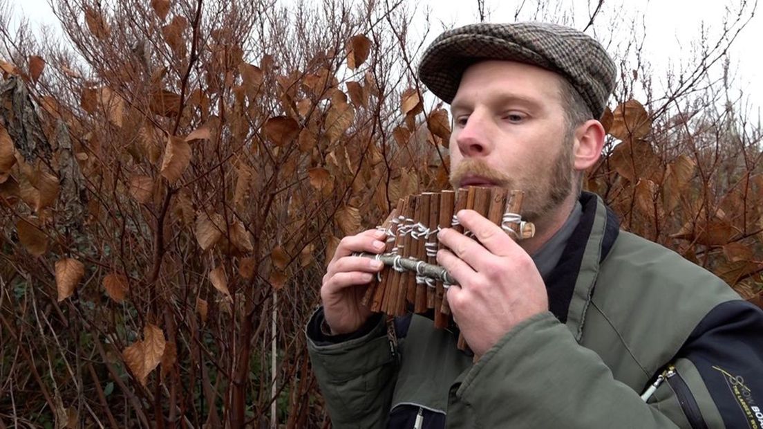 Ecoloog Kees van Reenen met een zelfgemaakte panfluit