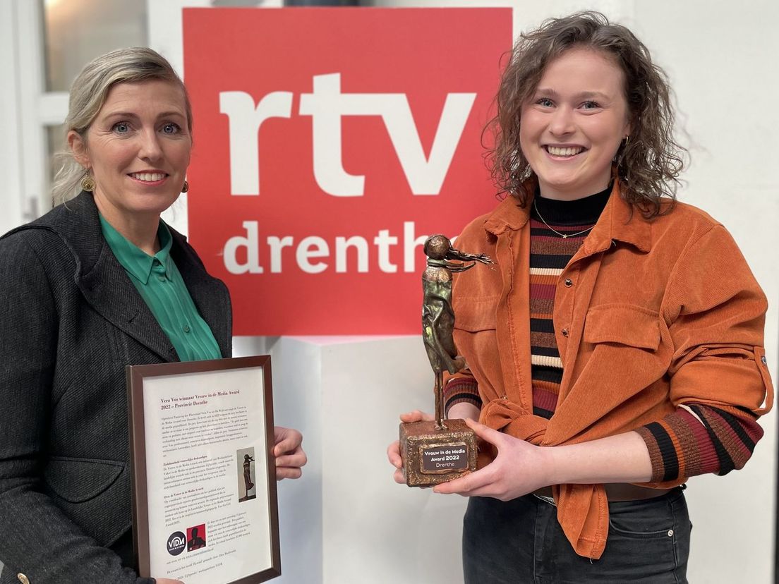 Janneke van Heugten (VIDM) en winnares Vera Vos van de Vrouw in De Media Award 2022 Drenthe