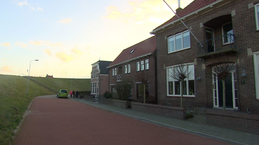 Huizen in Hansweert tegen de dijk