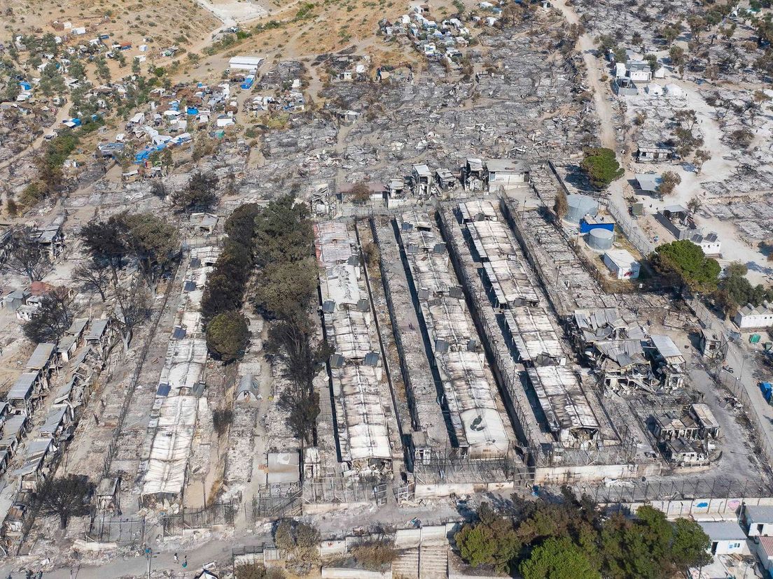 De restanten van het afgebrande vluchtelingenkamp Moria (Rechten: EPA/Dimitris Tosidis)