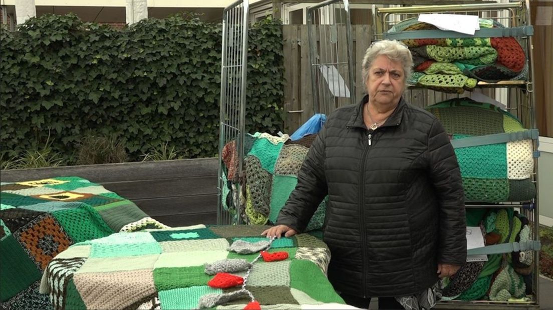Hennie van de Wetering bij de gebreide lappen.