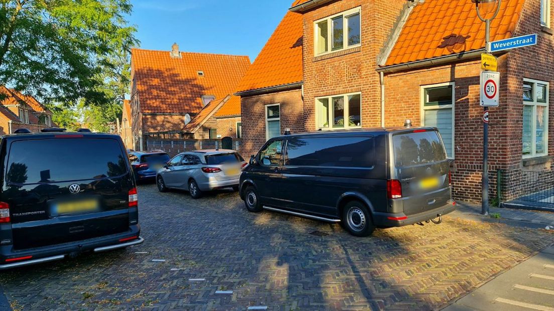 De bewoner van een huis aan de Weverstraat in Enschede werd verdacht van betrokkenheid bij de dodelijke schietpartij in Hengelo.