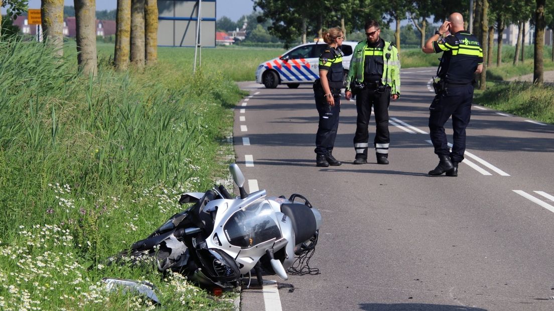 Motorrijder rijdt vol tegen kerende automobilist en raakt gewond