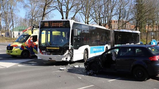 Gewonde bij botsing tussen stadsbus en auto. Gewonde bij botsing tussen stadsbus en auto.