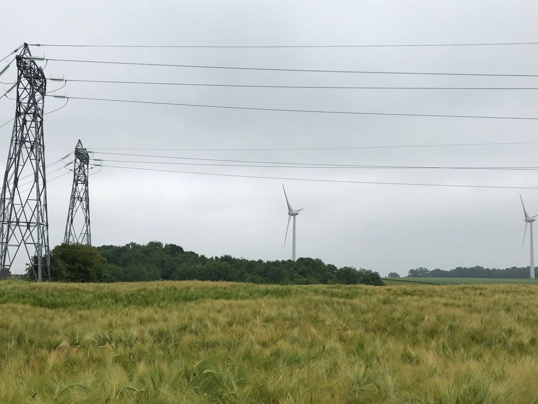 windmolens en hoogspanningsmasten (Rechten: Serge Vinkenvleugel/RTV Drenthe)