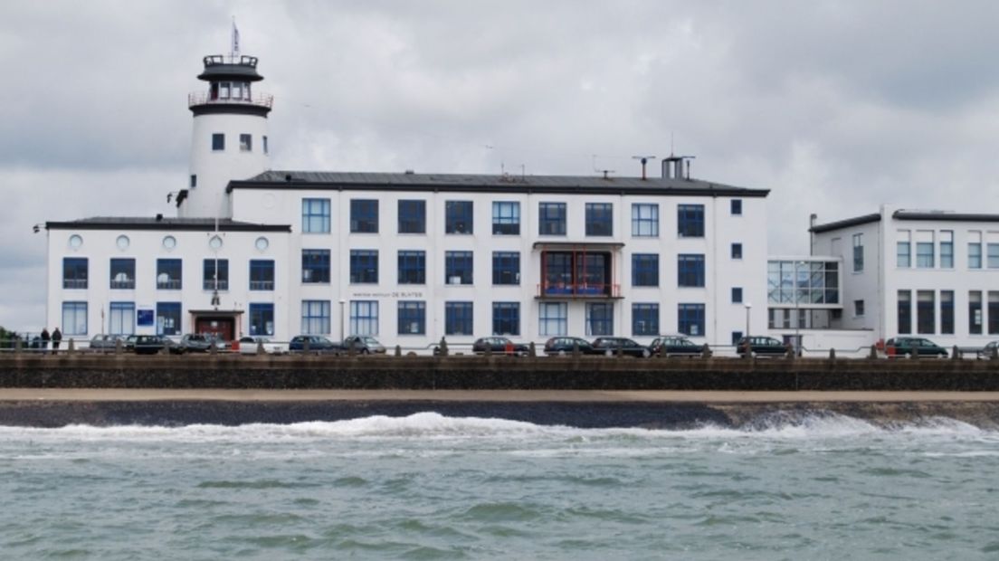 De voormalige zeevaartschool vanaf het water