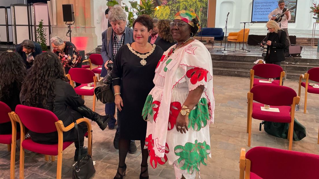 Burgemeester Dijksma in de Janskerk met een genodigde van de Vereniging van Surinaamse Ouderen 'Moria'.