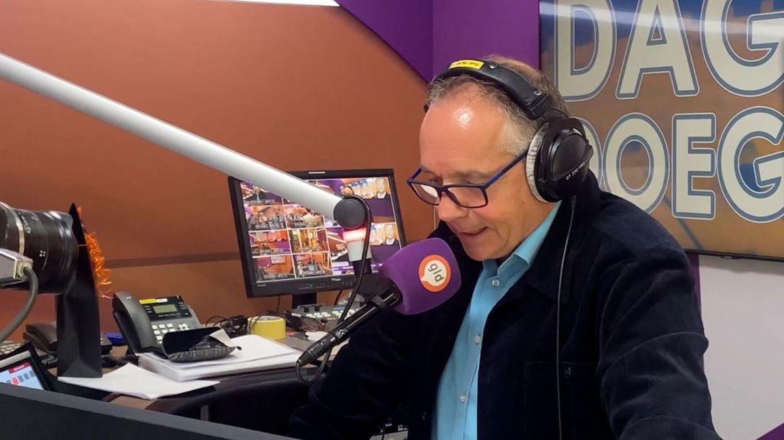 Daan Hartgers tijdens zijn laatste uitzending op Radio Gelderland.
