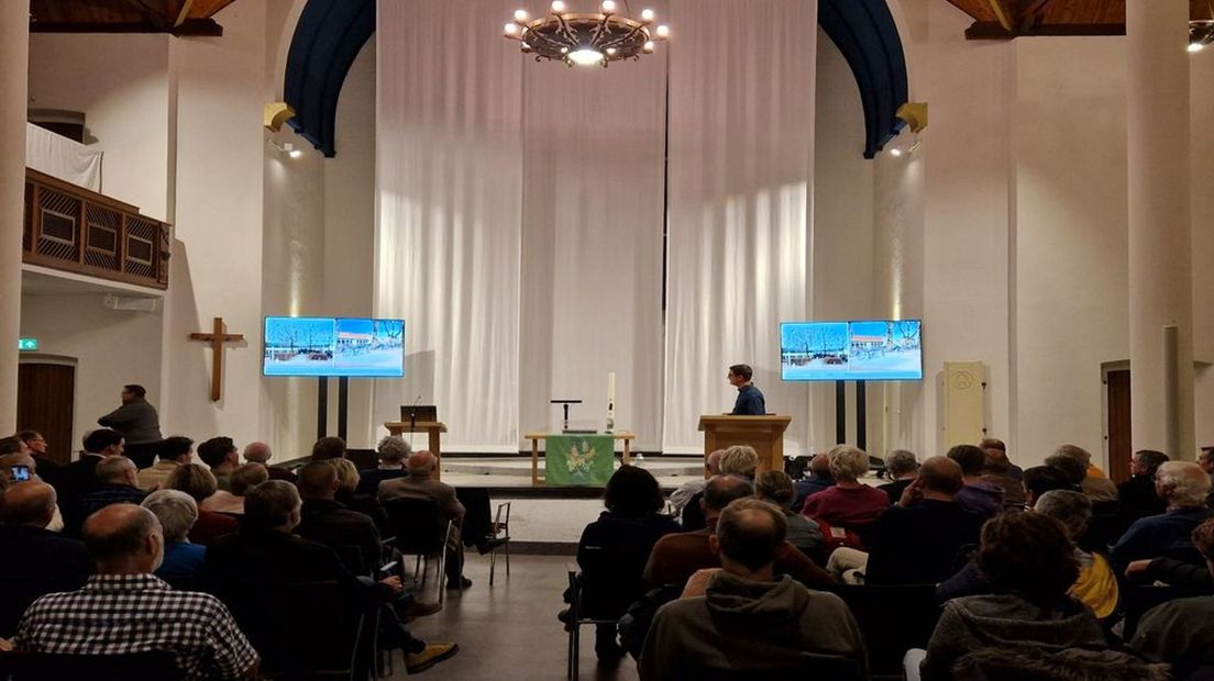 Informatiebijeenkomst in de kerk van Gorssel over de accommodaties in het dorp.