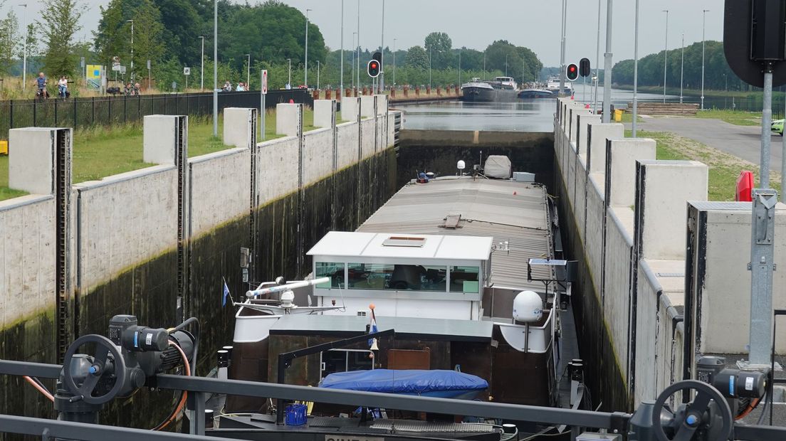 Laatste schip dat de sluiskolk nog kon verlaten