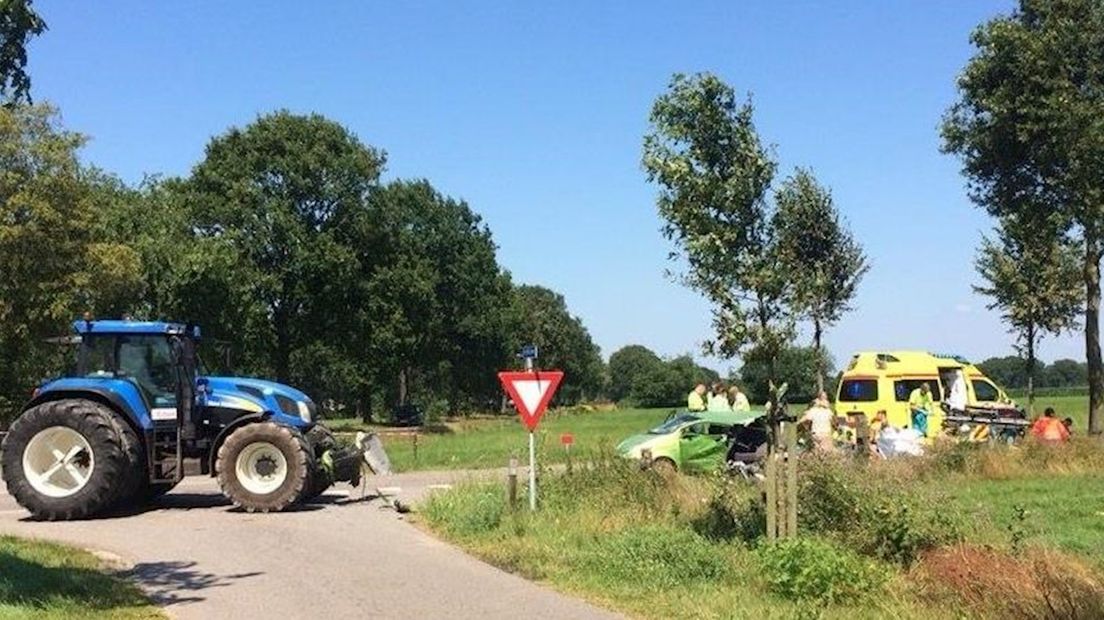 Tractor in botsing met auto op kruising