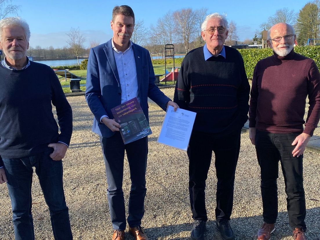 Wethouder Steven Stegen ondertekent intentieovereenkomst met commissie vakantiepark Ermerzand