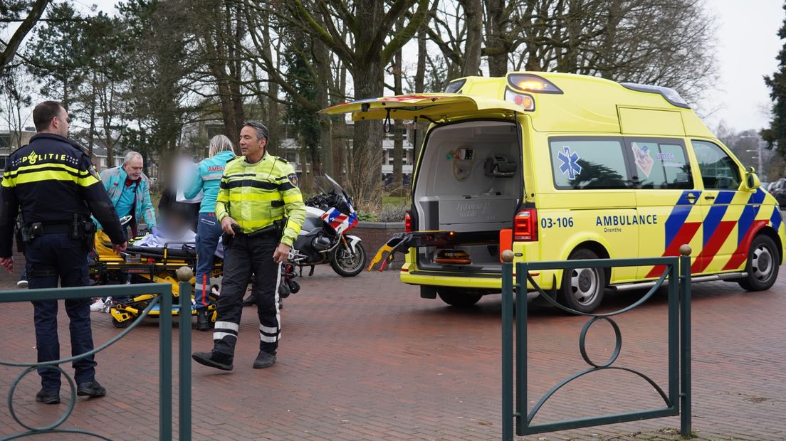Een ambulance op de plek van het ongeluk in Haren