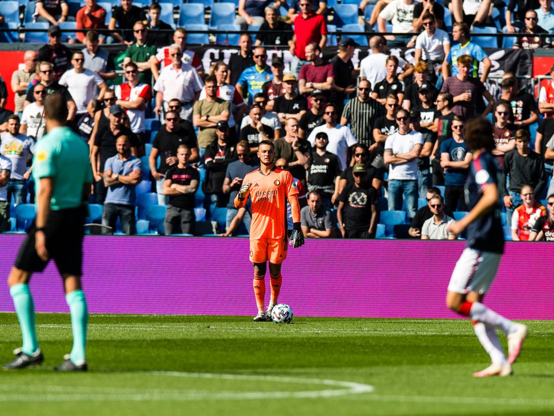 Feyenoord-fans stonden of zaten dicht op elkaar bij het thuisduel tegen FC Twente (Bron: VK Sportphoto - Yannick Verhoeven)