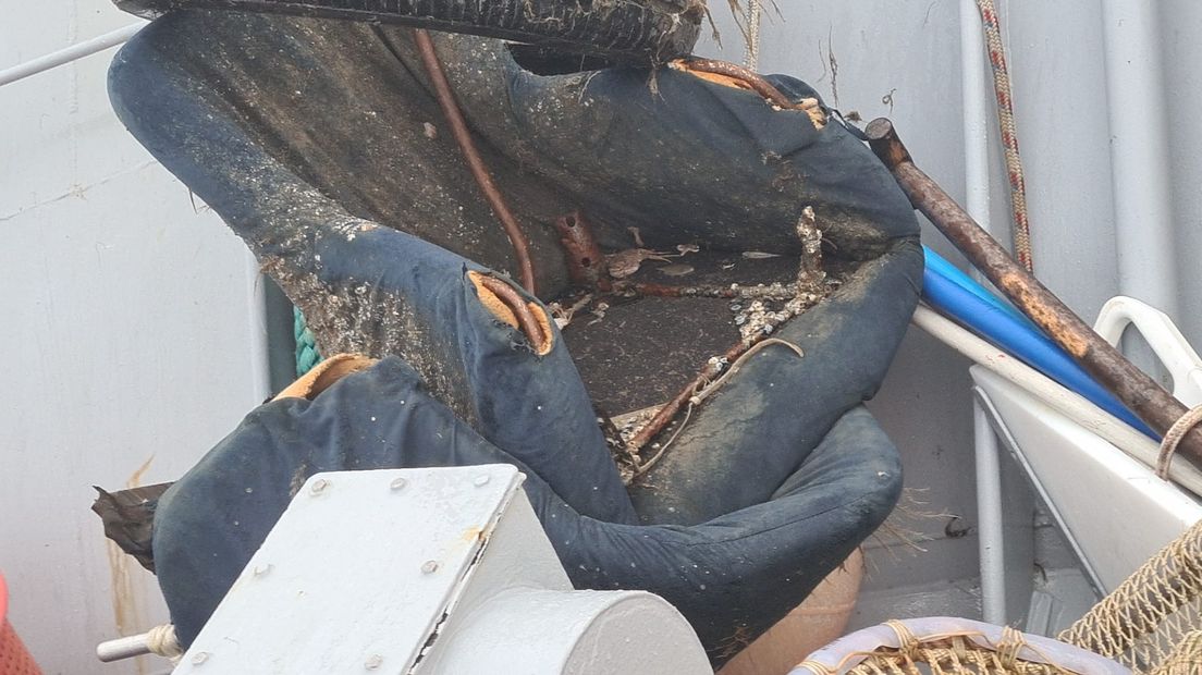 Opgeviste stoelen aan boord van een garnalenkotter
