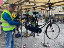 Gratis fietsverlichting repareren op de Neude: 'Moet ik uitleggen waarom dit belangrijk is?!'