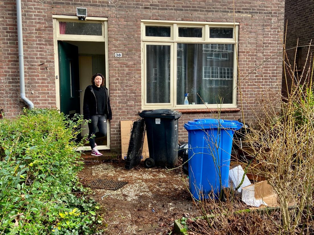 Kayleigh in de voortuin met verhuisdozen