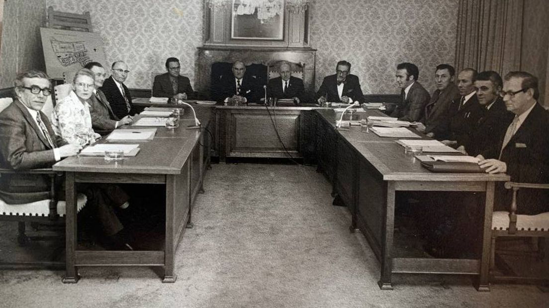 Klaas Naberman (rechts achterin) als 'jong broekie' in de raad van Vollenhove