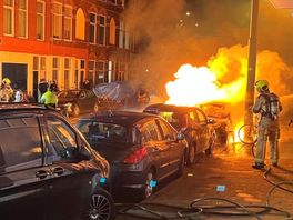Autobrand en explosie bij huis schrikken straat op, verdachte gefilmd