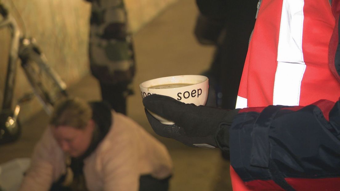 Buurtbewoners delen spontaan soep uit aan de tunnelwachters