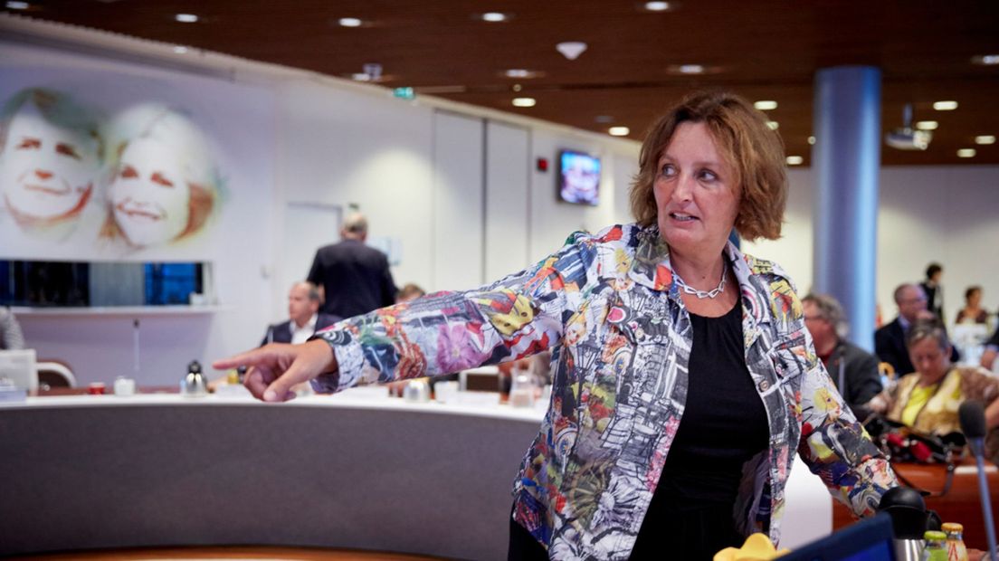 Burgemeester Liesbeth Spies in de Alphense gemeenteraad