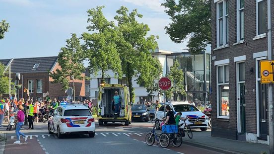 112 Nieuws: Fietsster gewond na aanrijding in Deventer, autobestuurder rijdt door.