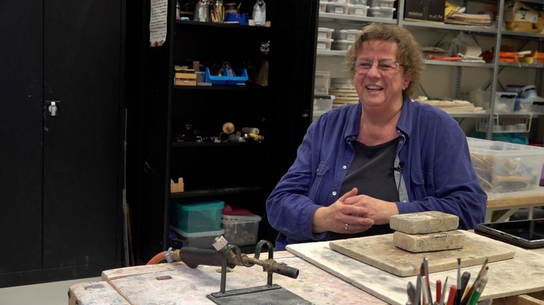 Eshter Kalkman geeft workshops edelsmeden in Heerde, en maakte een kroon voor een internationale film