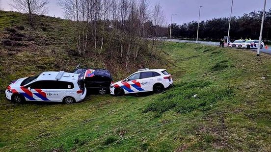 Wegpiraat onder invloed en zonder rijbewijs ramt politieauto’s op vlucht van Abcoude naar Breda