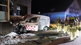 Auto botst tegen huis Meerlo: veel schade
