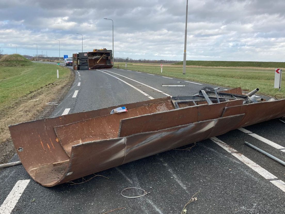 De ravage op de N57, met in de achtergrond de geschaarde vrachtwagen