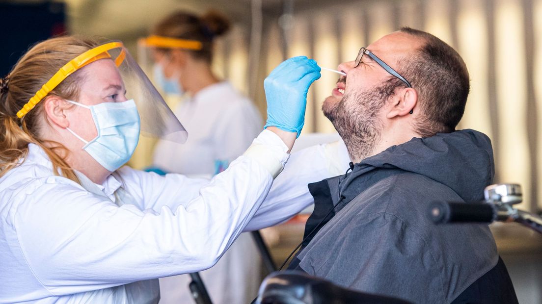 Een coronatest wordt afgenomen