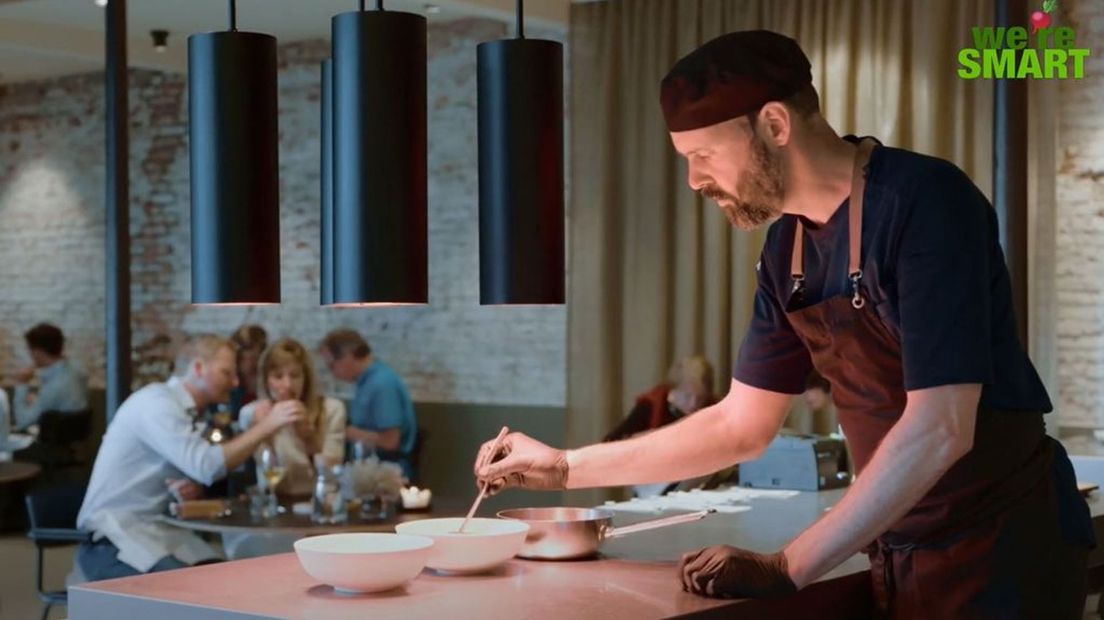 chef Emile van der Staak aan het werk in Nijmegen