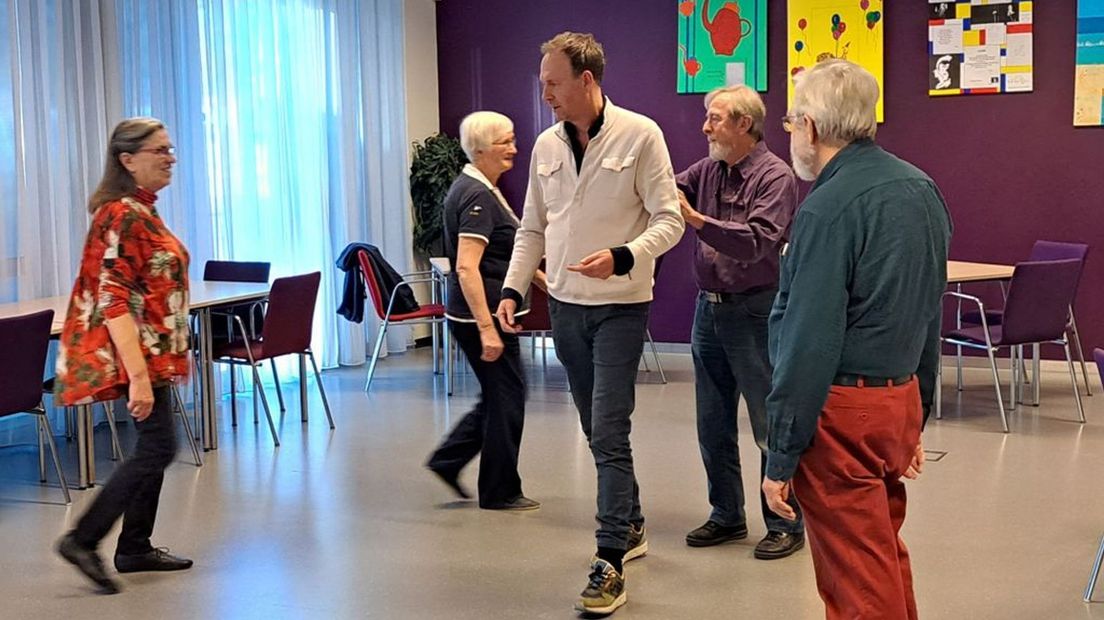 Bas Broekhuizen legt Jochem de Schotse dans uit