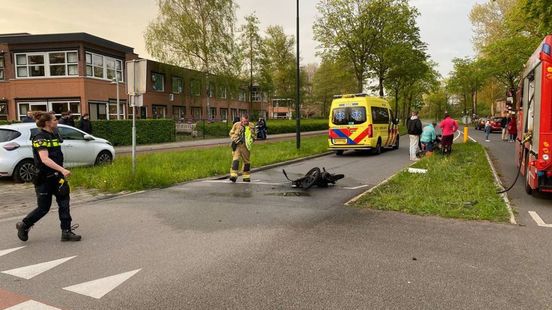 Scooter vliegt in brand na aanrijding. Scooter vliegt in brand na aanrijding.