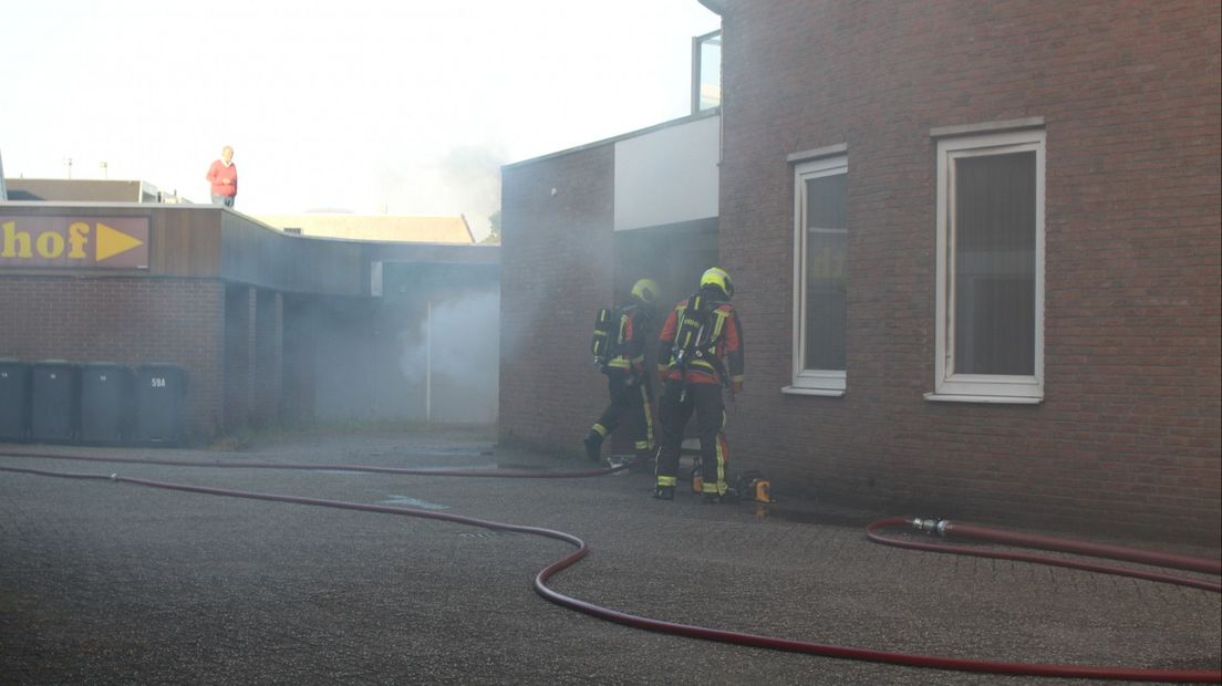 Bij de brand in de Geversstraat kwam veel rook vrij