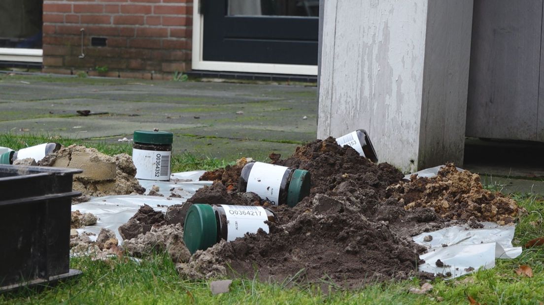 De eerste potjes zijn gevuld met grond uit de tuinen