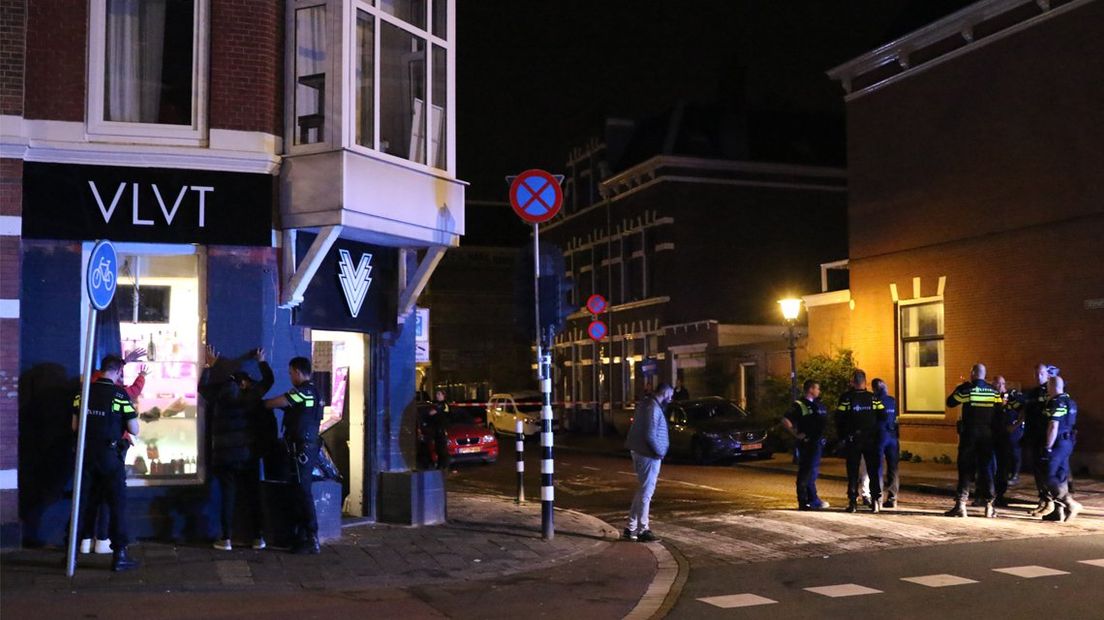 De shishalounge op de hoek van de Laan van Meerdervoort en de Tasmanstraat na de schietpartij.