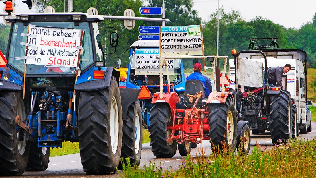 Honderden tractoren doorkruisten in 2009 Nederland. Melkveehouders uit heel Europa protesteerden toen in Brussel tegen de lage melkprijzen. Bron: ANP