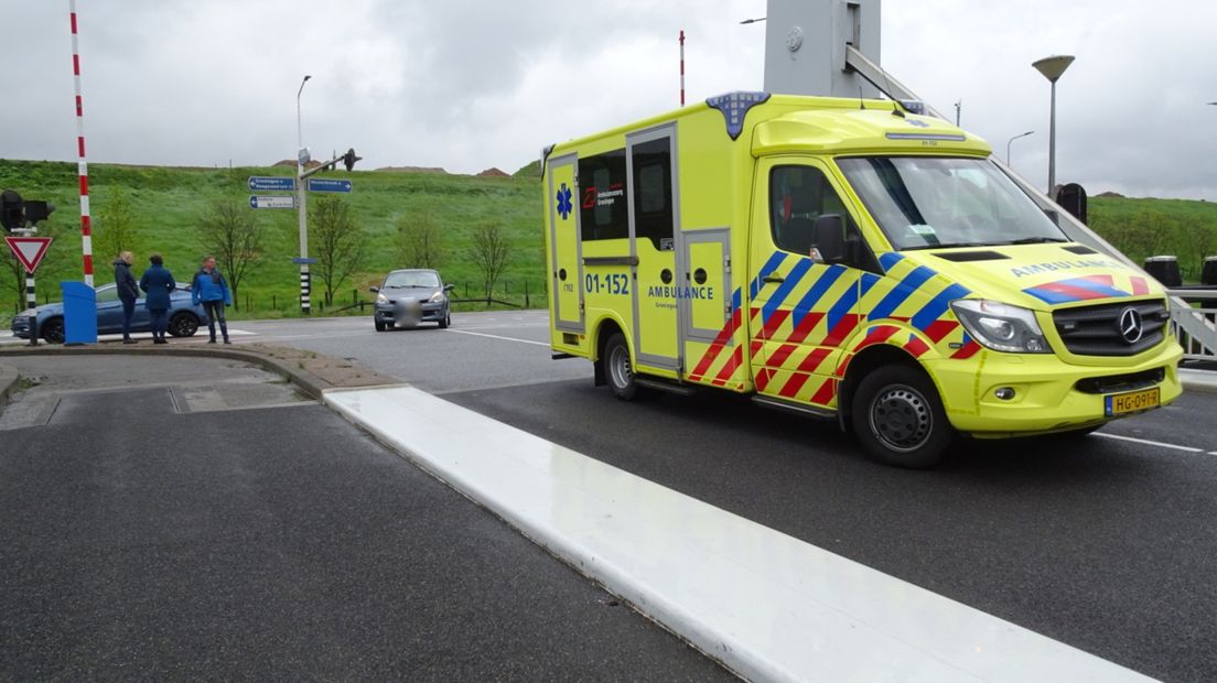 Een ambulance is ter plekke op de brug