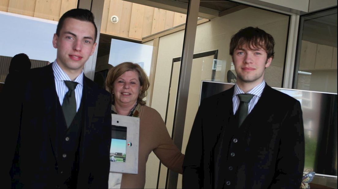 De broers Startman met moeder Esther, op haar 25ste destijds de jongste uitvaartleider van ons land
