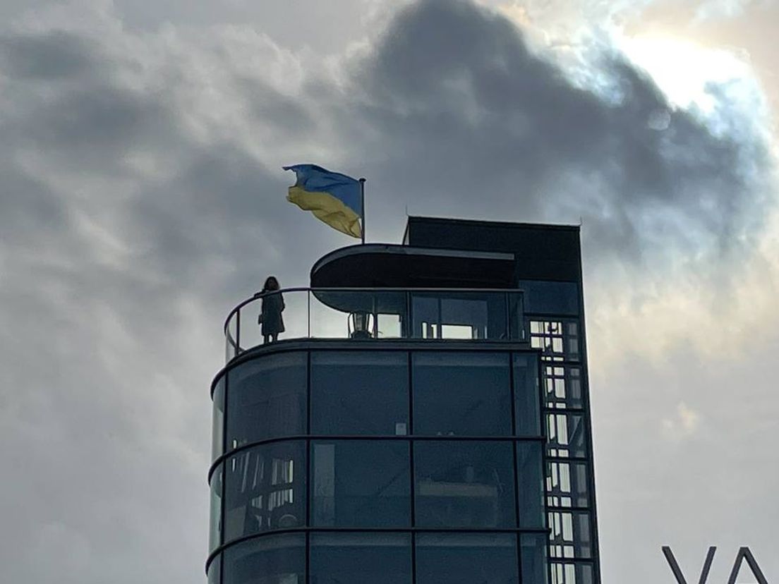 De Oekraïense vlag wappert boven warenhuis Van der Veen