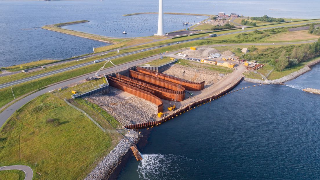 De doorlaat in de Grevelingendam waar een testcentrum voor getijdenstroom wordt aangelegd