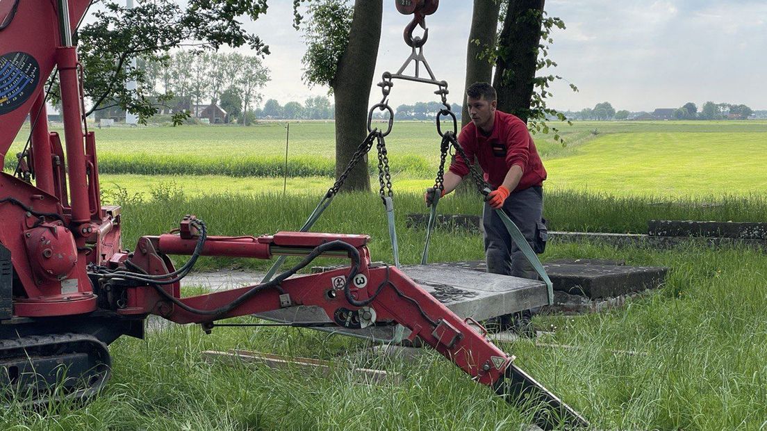Het terugplaatsen van een grafzerk